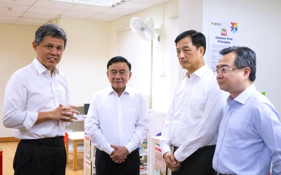 Thường trực Ban Bí thư Trần Cẩm Tú thăm địa điểm tiếp xúc cử tri của Đảng Hành động Nhân dân Singapore. Ảnh: Cổng TTĐT Đảng Cộng sản Việt Nam