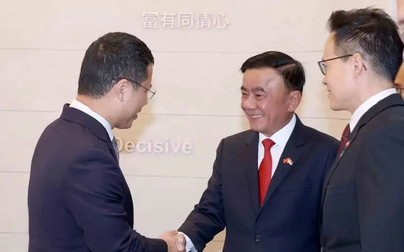 Thường trực Ban Bí thư Trần Cẩm Tú hội kiến Chủ tịch Đảng Hành động Nhân dân Singapore, Bộ trưởng Bộ Giáo dục Desmond Lee. (Ảnh: Phương Hoa/TTXVN)