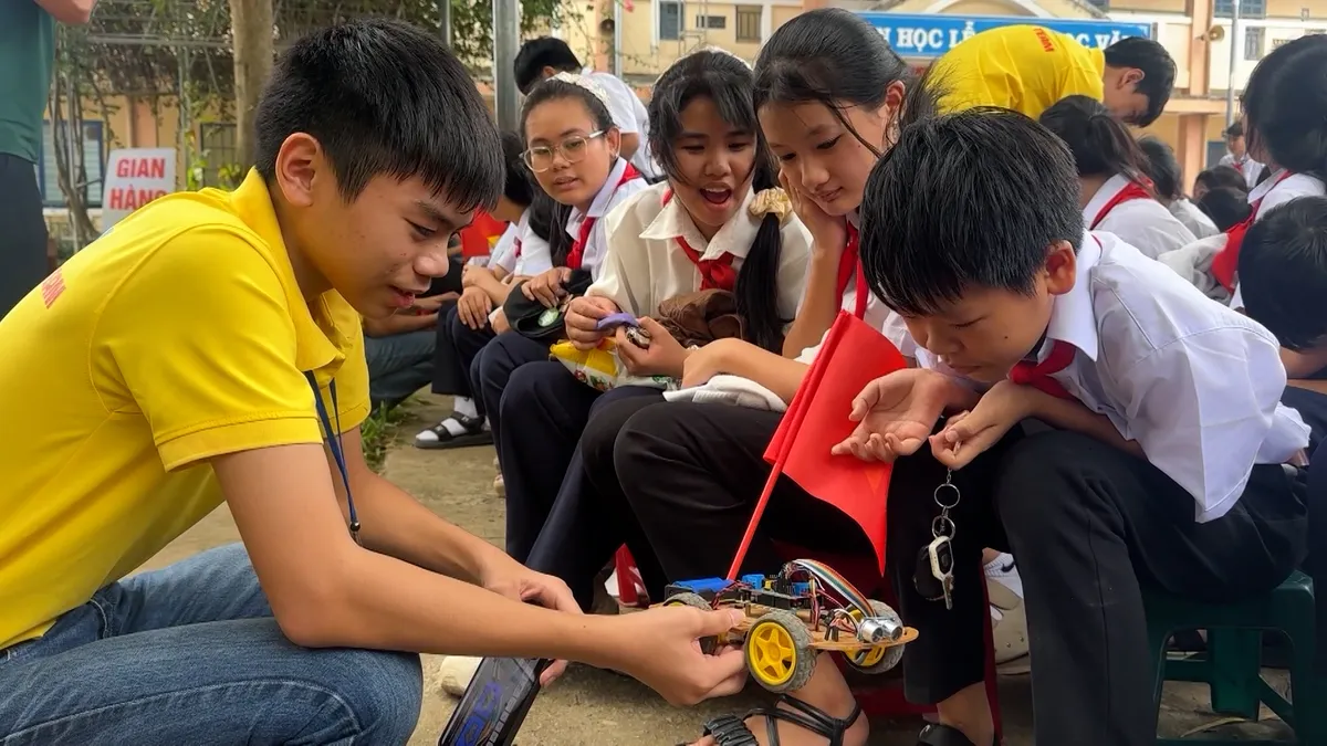Mang niềm vui đến học sinh v&ugrave;ng kh&oacute; khăn trước thềm năm học mới- Ảnh 3.