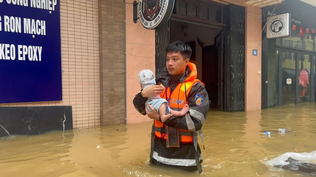Mưa lũ làm hơn 3.600 ngôi nhà ở Lạng Sơn ngập trong nước, nhiều tuyến đường bị chia cắt - Ảnh 1.