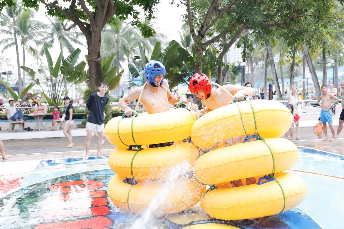 Chuỗi hoạt động vui chơi, giải tr&iacute; v&agrave; nghệ thuật tại c&ocirc;ng vi&ecirc;n nước H&ocirc; Tầy dịp 2/9 - Ảnh 2.