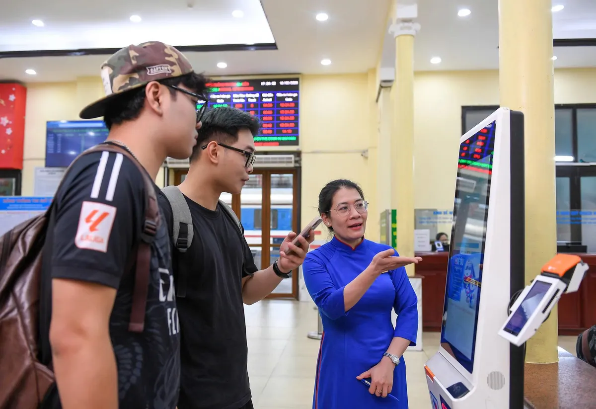 Quốc kh&aacute;nh 2/9: V&eacute; m&aacute;y bay hạ nhiệt, đường sắt tăng chuyến  - Ảnh 4.