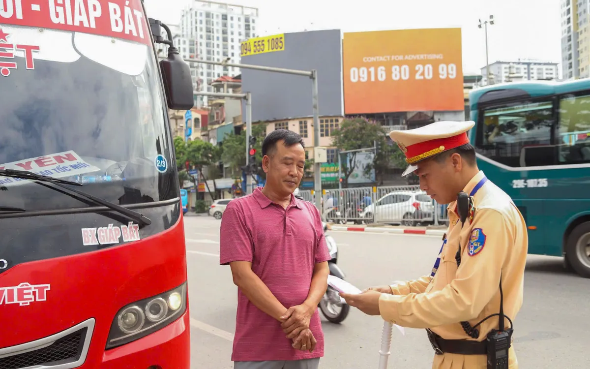 CSGT H&agrave; Nội tăng cường bảo đảm an to&agrave;n vận tải h&agrave;nh kh&aacute;ch dịp Quốc kh&aacute;nh 2/9 - Ảnh 2.