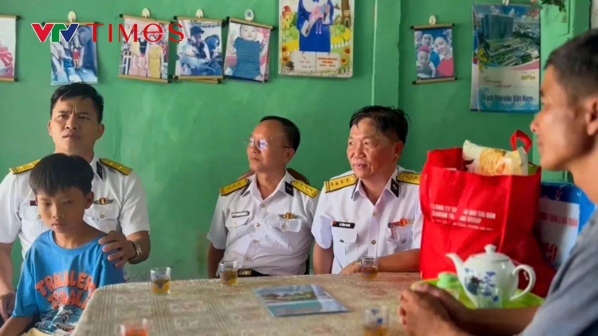 Vùng 2 Hải quân đồng hành cùng con ngư dân trước thềm năm học mới- Ảnh 2.
