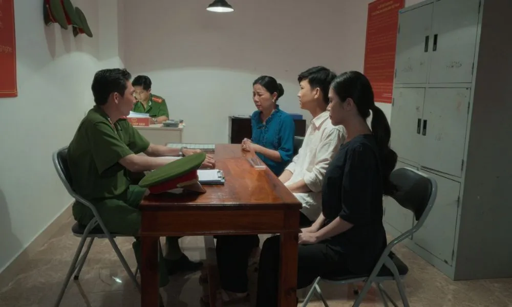Hợp đồng từ thượng đế: Nghẹt thở với phân cảnh ông Dũng đào đất "giấu xác" mẹ ruột Thiều Tiến- Ảnh 2.