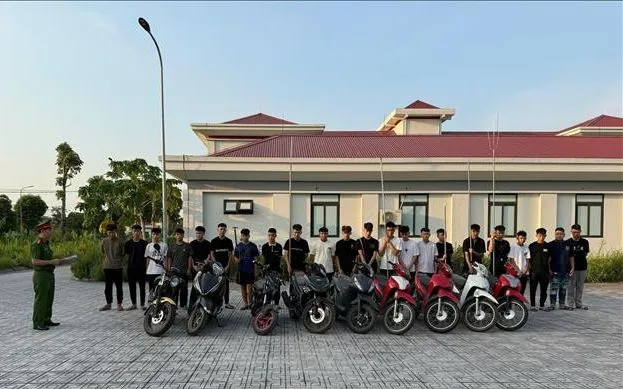 Các đối tượng tại cơ quan Công an. Ảnh TTXVN