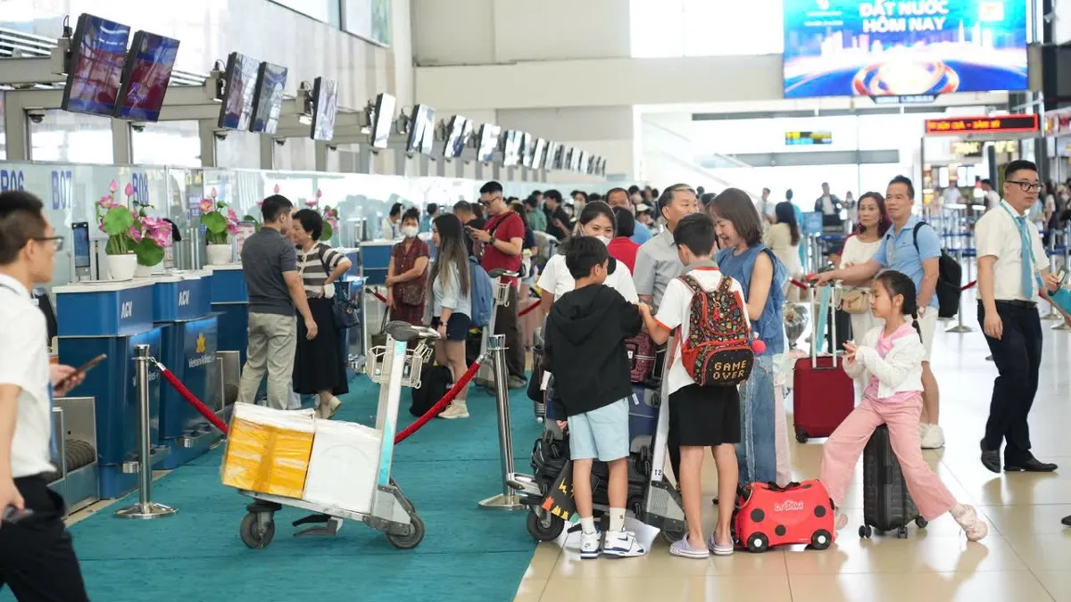 Quốc kh&aacute;nh 2/9: V&eacute; m&aacute;y bay hạ nhiệt, đường sắt tăng chuyến  - Ảnh 1.
