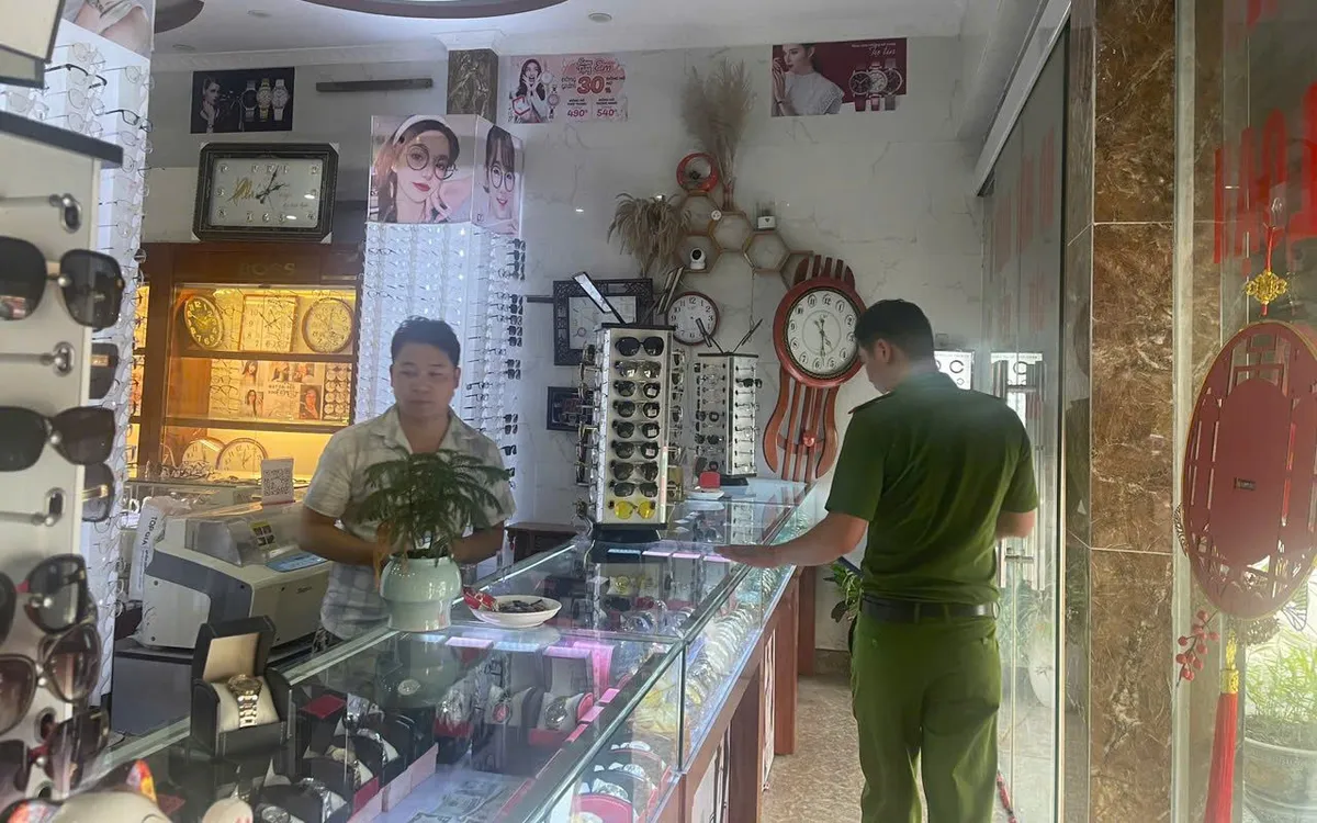 Công an tỉnh Phú Thọ thu hồi 156 đồng hồ có dấu hiệu xâm phạm nhãn hiệu. Ảnh: CAPT