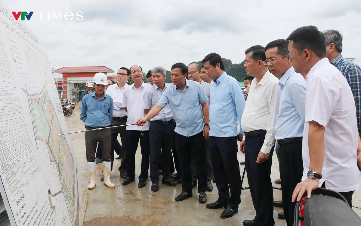 Đoàn công tác do Thứ trưởng Bộ Xây dựng Nguyễn Tường Văn làm trưởng đoàn đã đi kiểm tra tiến độ triển khai xây dựng trường phổ thông nội trú liên cấp Tiểu học và THCS tại các xã biên giới đất liền tỉnh Nghệ An. Ảnh UBND Nghệ An.