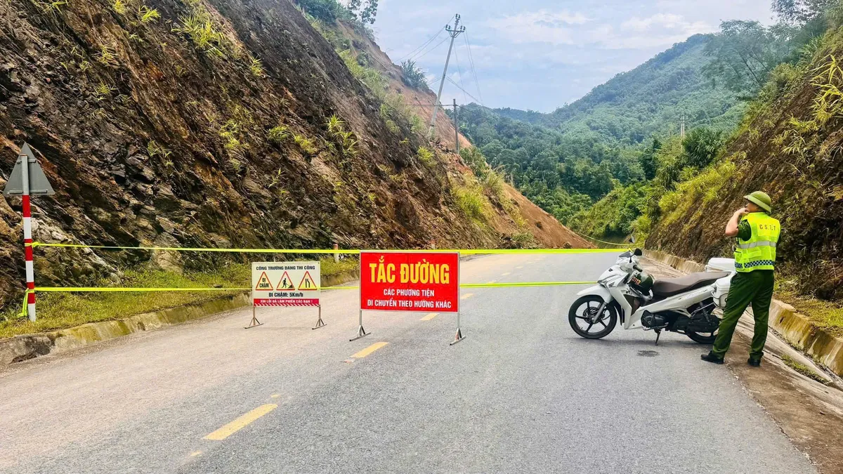 Sạt lở nghiêm trọng trên Quốc lộ 3B qua Thái Nguyên, nguy cơ tiếp tục sạt trượt hàng nghìn m³ đất đá - Ảnh 2.