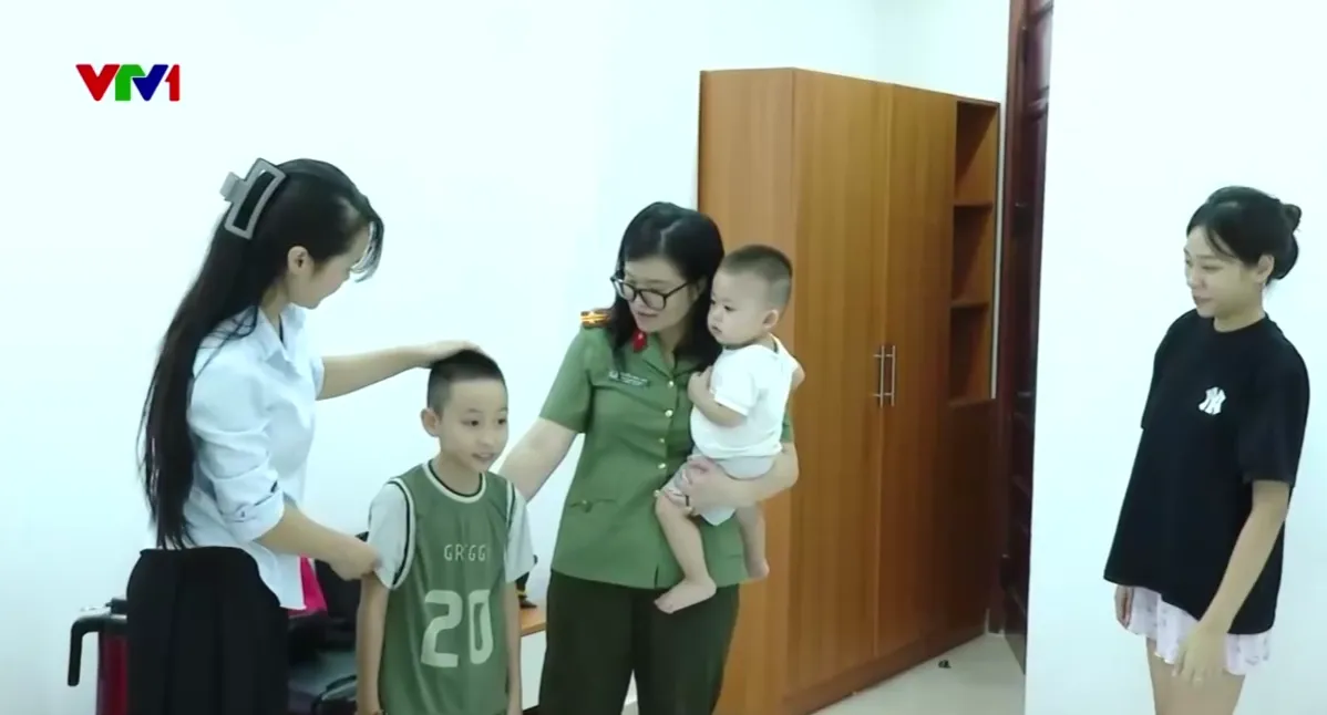 Lạng Sơn: Hàng trăm cán bộ, chiến sĩ dọn phố, giúp dân sau lũ - Ảnh 1.