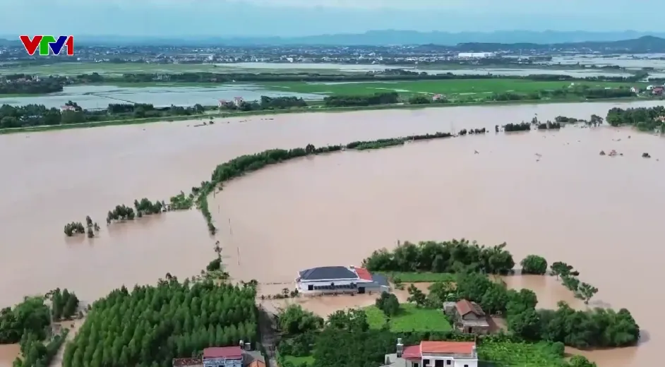 Giữa vùng cô lập do ngập lụt, người dân chủ động ứng phó - Ảnh 1.