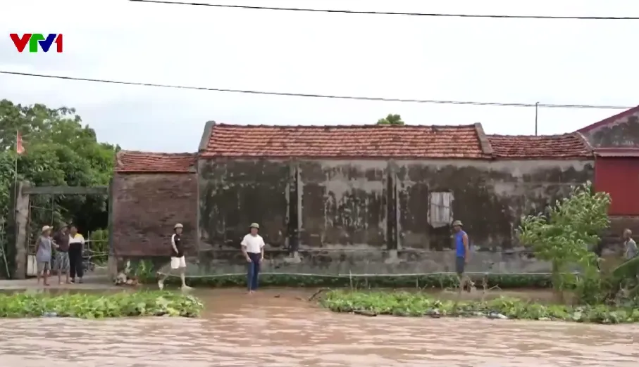 Giữa vùng cô lập do ngập lụt, người dân chủ động ứng phó - Ảnh 2.