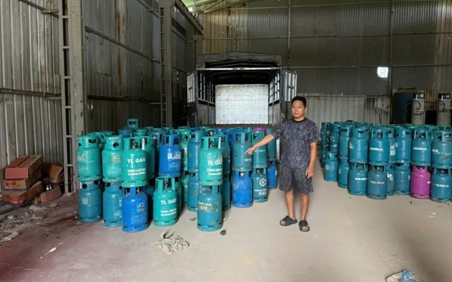 Khu vực tập kết, san chiết gas trái phép. Ảnh: Công an TP Hà Nội