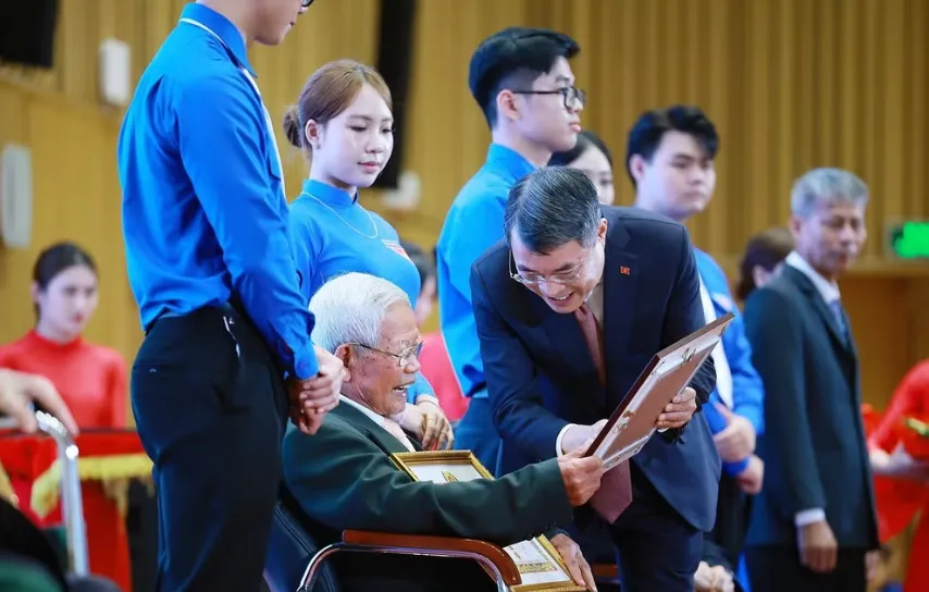 Thủ tướng: Chăm lo tốt hơn nữa đời sống vật chất, tinh thần của các đảng viên lão thành - Ảnh 3.