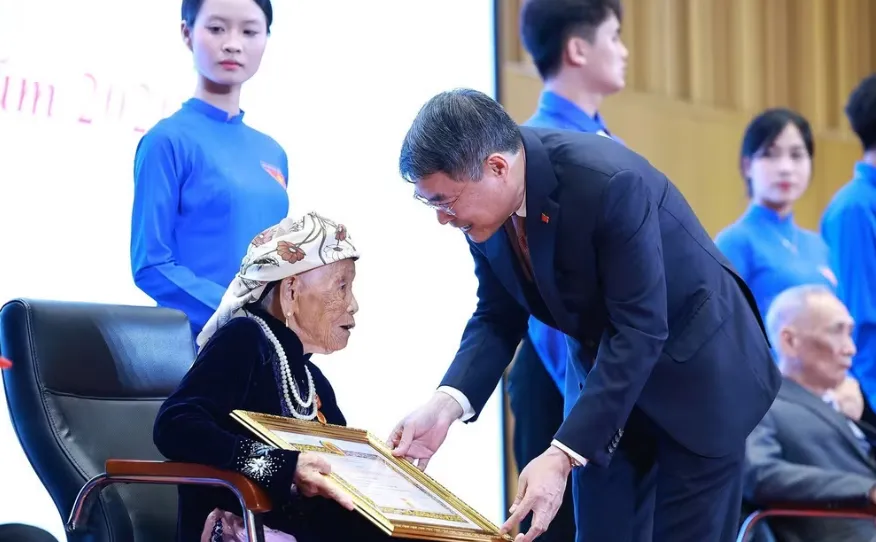 Thủ tướng: Chăm lo tốt hơn nữa đời sống vật chất, tinh thần của các đảng viên lão thành - Ảnh 4.