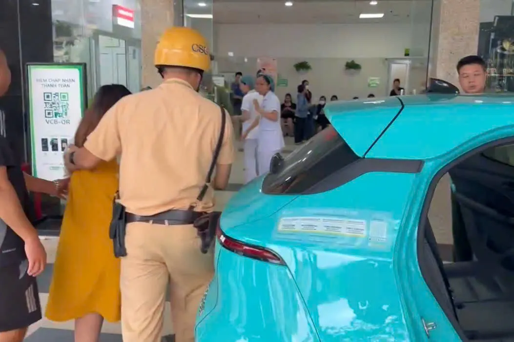 CSGT H&agrave; Nội d&ugrave;ng m&ocirc; t&ocirc; chuy&ecirc;n dụng mở đường đưa sản phụ chuyển dạ đến bệnh viện - Ảnh 1.
