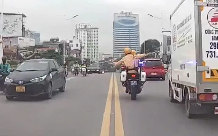Hình ảnh tổ công tác mở đường cho xe chở sản phụ từ camera hành trình trên xe taxi.