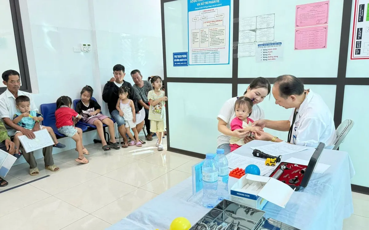 Bác sĩ thăm khám cho trẻ và khuyến cáo phụ huynh chủ động phòng chống tay chân miệng cho trẻ. Ảnh: CDC Hà Nội