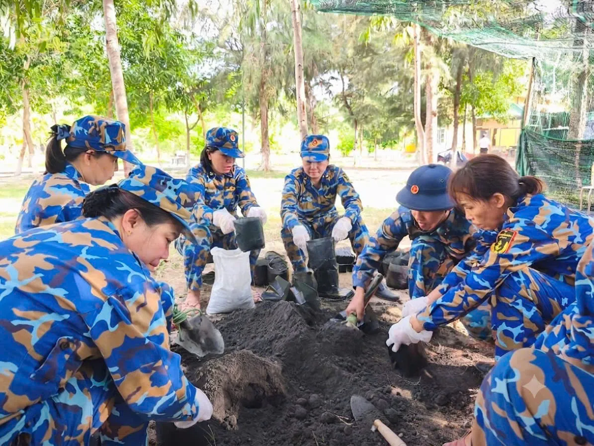Hội phụ nữ Lữ đoàn 101 tích cực hưởng ứng Chương trình "Xanh hóa Trường Sa" - Ảnh 2.