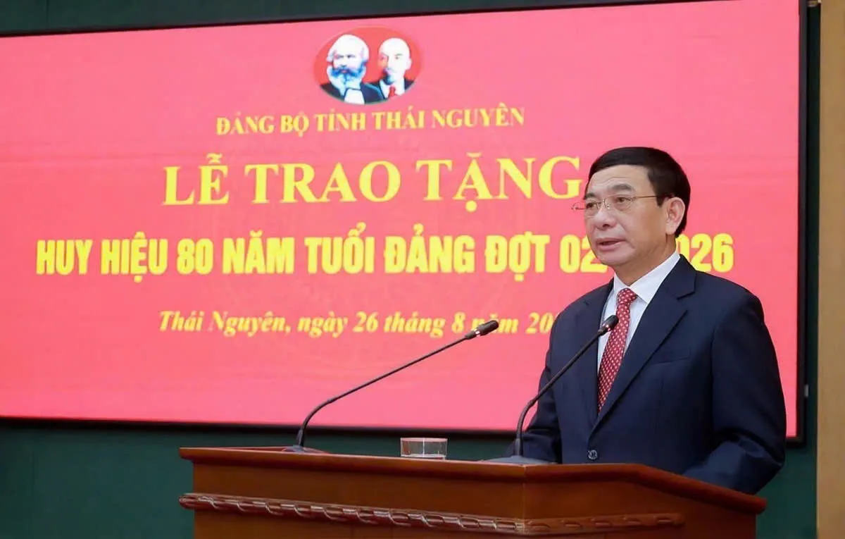 Đại tướng Phan Văn Giang trao tặng Huy hiệu 80 năm tuổi Đảng tại Thái Nguyên - Ảnh 1.