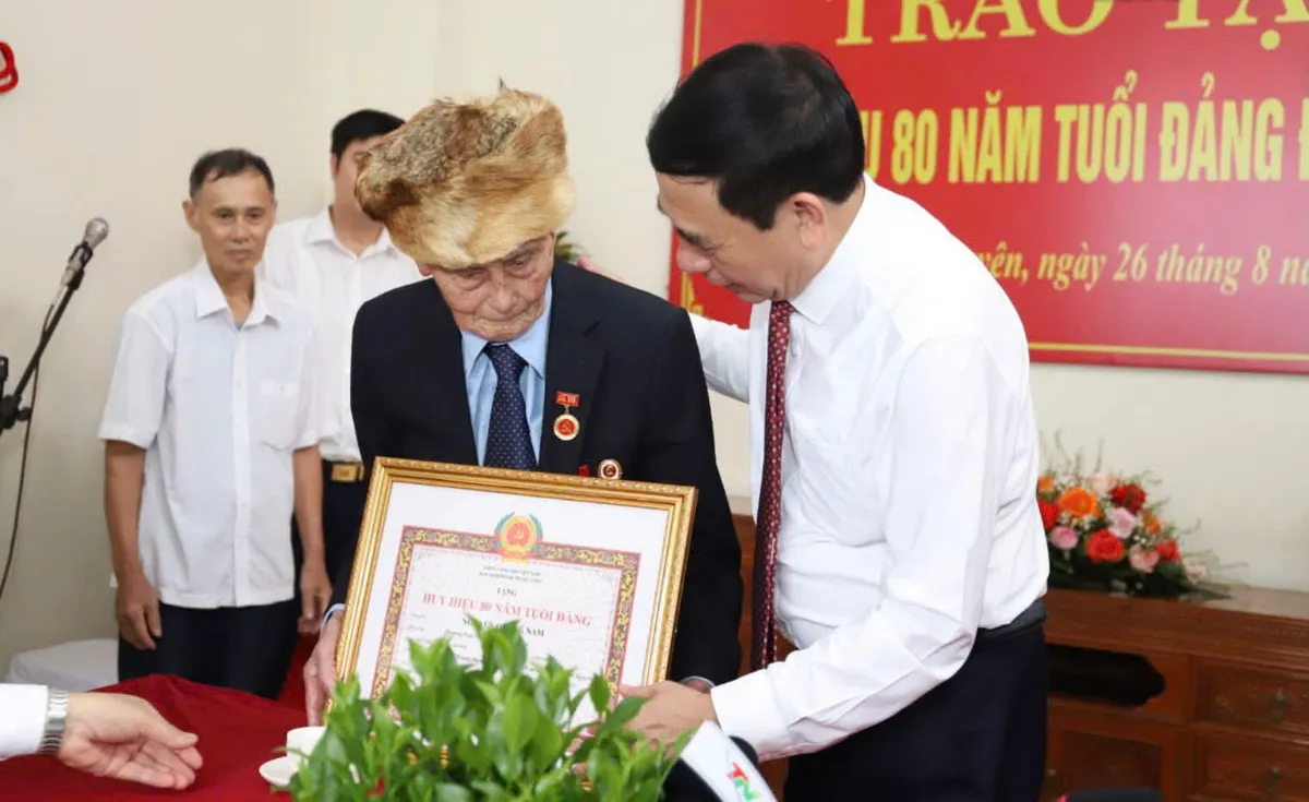 Đại tướng Phan Văn Giang trao tặng Huy hiệu 80 năm tuổi Đảng tại Thái Nguyên - Ảnh 2.
