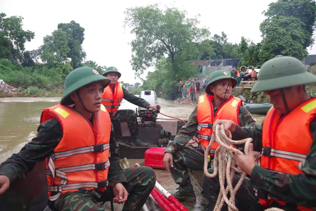 Lật thuyền tại Thái Nguyên: Đã tìm thấy 1 nạn nhân, tiếp tục tìm kiếm 2 người mất tích - Ảnh 1.