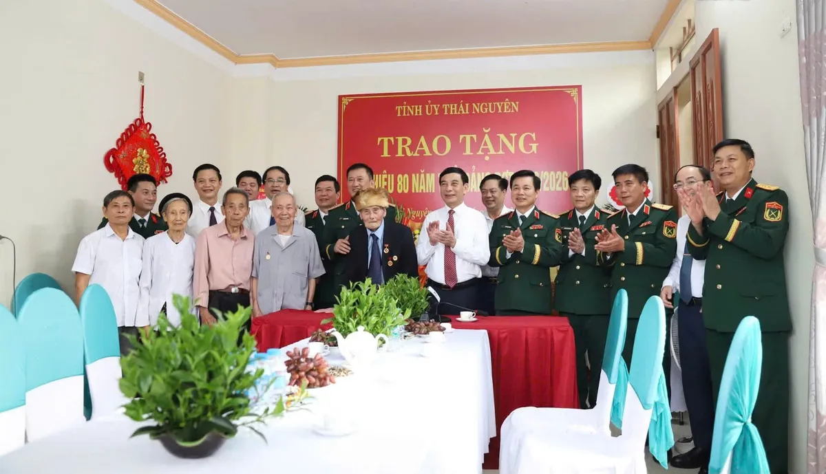Đại tướng Phan Văn Giang trao tặng Huy hiệu 80 năm tuổi Đảng tại Thái Nguyên - Ảnh 3.