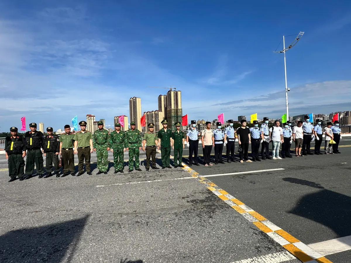 Quảng Ninh trao trả 5 công dân nước ngoài có hành vi nhập cảnh trái phép - Ảnh 1.