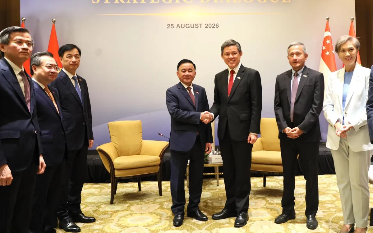 Phó Tổng Thư ký Đảng Hành động Nhân dân Singapore, Bộ trưởng Bộ Quốc phòng kiêm Bộ trưởng Điều phối dịch vụ công Chan Chun Sing chủ trì Lễ đón chính thức Ủy viên Bộ Chính trị, Thường trực Ban Bí thư Trần Cẩm Tú và Đoàn đại biểu cấp cao Việt Nam. Ảnh: Cổng TTĐT ĐCSVN