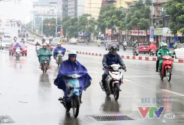 Mưa dông ở Bắc Bộ kéo dài đến kỳ nghỉ lễ 2/9, Trung Bộ nắng nóng diện rộng- Ảnh 1.