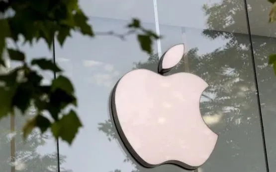 Biểu tượng Apple tại cửa hàng ở Brussels, Bỉ. (Ảnh: THX/TTXVN)