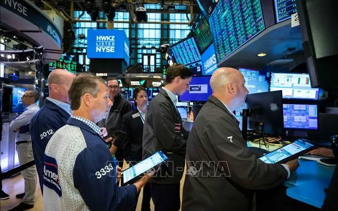Giao dịch viên tại sàn chứng khoán New York, Mỹ. Ảnh: THX/TTXVN