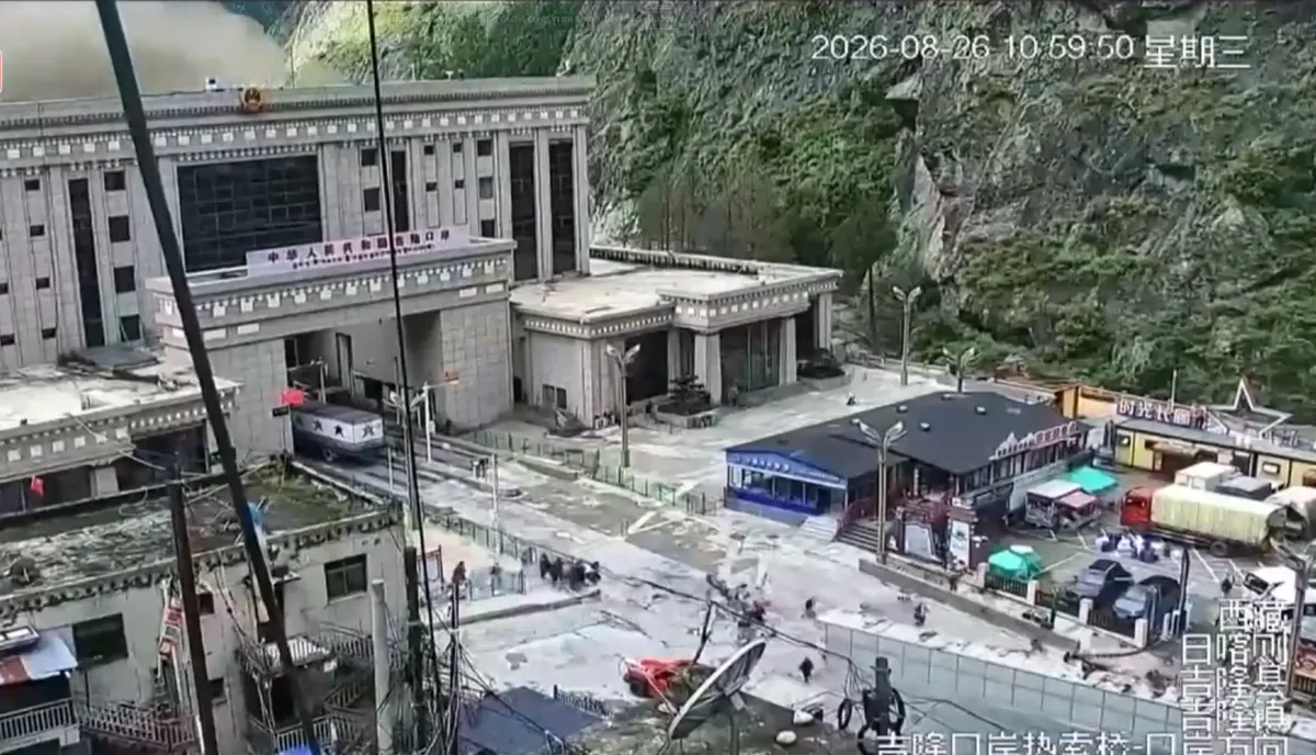 Lũ qu&eacute;t, lở đất nghi&ecirc;m trọng tại khu vực bi&ecirc;n giới Nepal - Trung Quốc- Ảnh 2.
