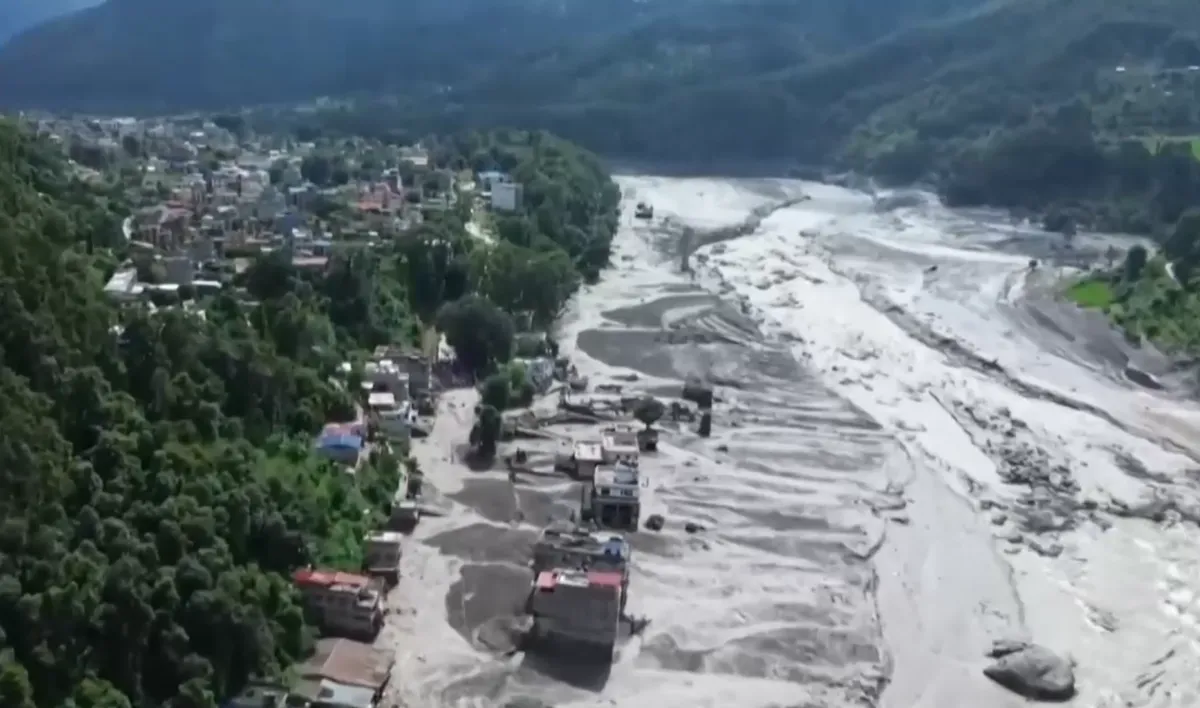 Lũ qu&eacute;t, lở đất nghi&ecirc;m trọng tại khu vực bi&ecirc;n giới Nepal - Trung Quốc- Ảnh 1.