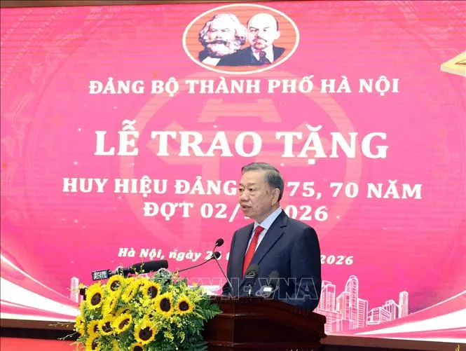 Tổng B&iacute; thư, Chủ tịch nước T&ocirc; L&acirc;m dự Lễ trao tặng Huy hiệu Đảng tại Đảng bộ th&agrave;nh phố H&agrave; Nội - Ảnh 1.