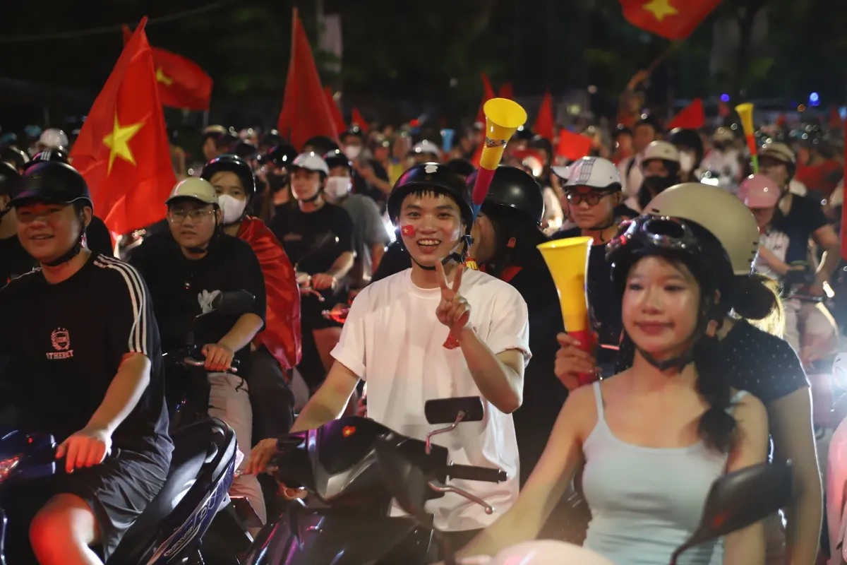 Người dân Thủ đô vỡ òa niềm vui, đổ ra đường ăn mừng chức vô địch của ĐT Việt Nam- Ảnh 3.