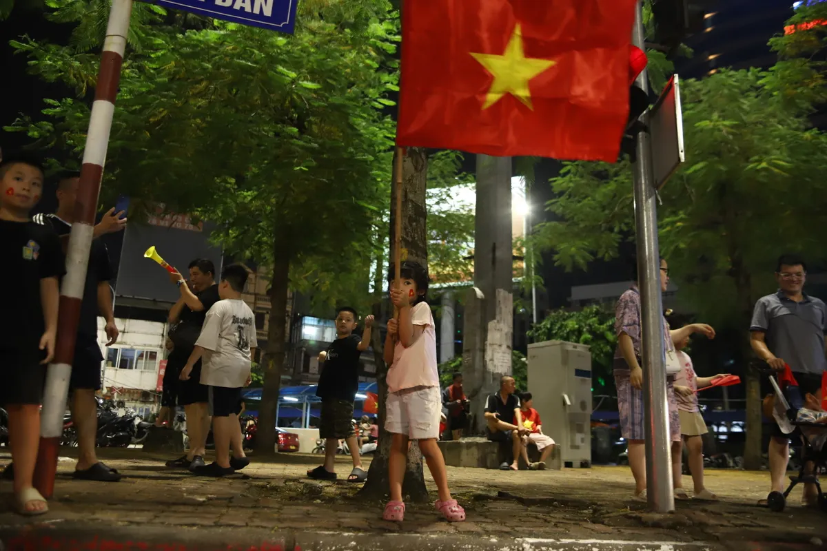 Người dân Thủ đô vỡ òa niềm vui, đổ ra đường ăn mừng chức vô địch của ĐT Việt Nam- Ảnh 11.