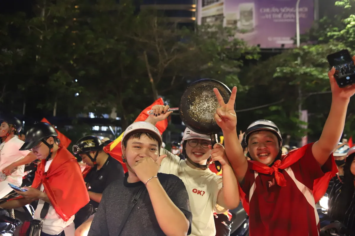 Người dân Thủ đô vỡ òa niềm vui, đổ ra đường ăn mừng chức vô địch của ĐT Việt Nam- Ảnh 5.