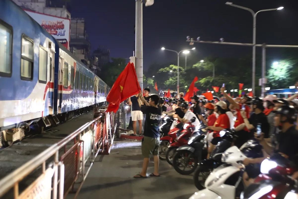 Người dân Thủ đô vỡ òa niềm vui, đổ ra đường ăn mừng chức vô địch của ĐT Việt Nam- Ảnh 12.