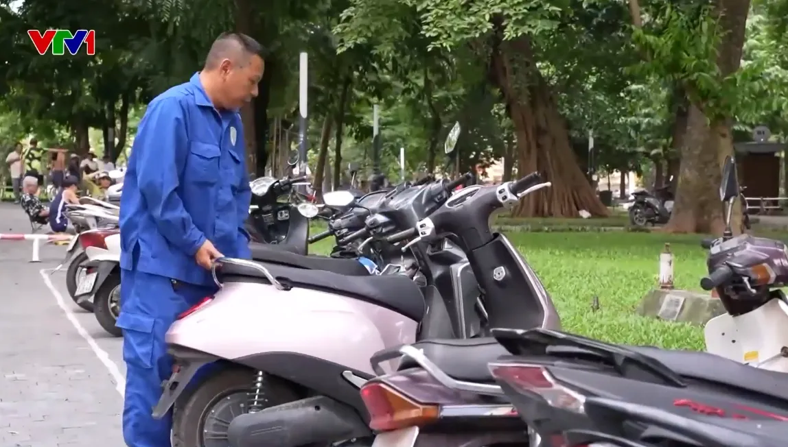 Vỉa h&egrave; H&agrave; Nội th&ocirc;ng tho&aacute;ng nhờ b&atilde;i tr&ocirc;ng xe lưỡng dụng - Ảnh 1.