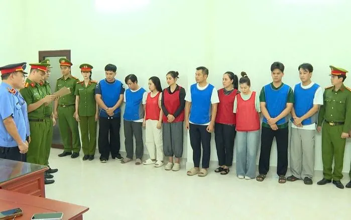 Cơ quan Cảnh sát điều tra Công an tỉnh Thanh Hóa thi hành lệnh khởi tố vụ án, khởi tố các bị can - Ảnh: Công an Thanh Hóa