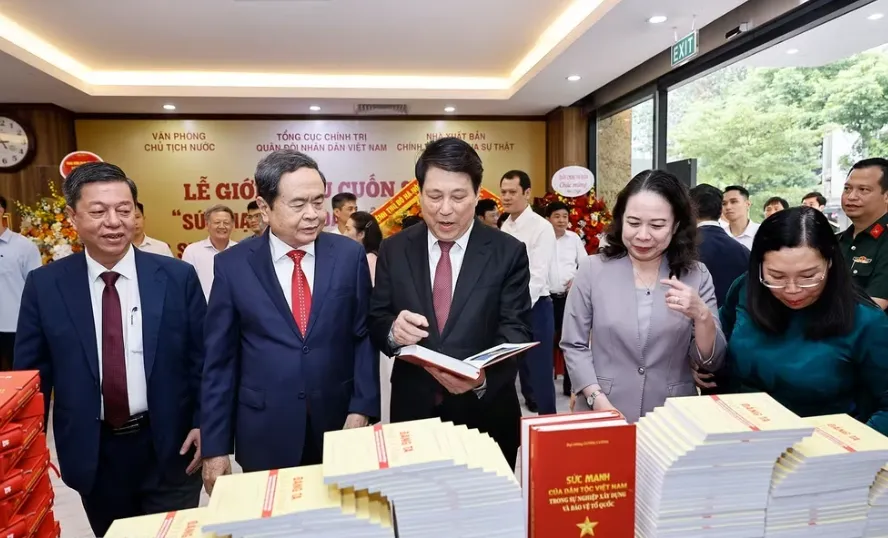 Chủ tịch Quốc hội Trần Thanh Mẫn dự lễ giới thiệu sách của nguyên Chủ tịch nước Lương Cường - Ảnh 2.
