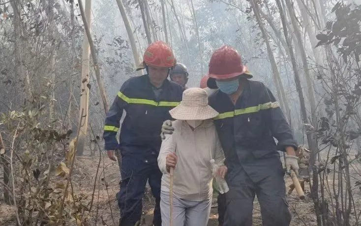 Đưa người dân bị kẹt trên núi xuống an toàn. (Ảnh: TTXVN phát)