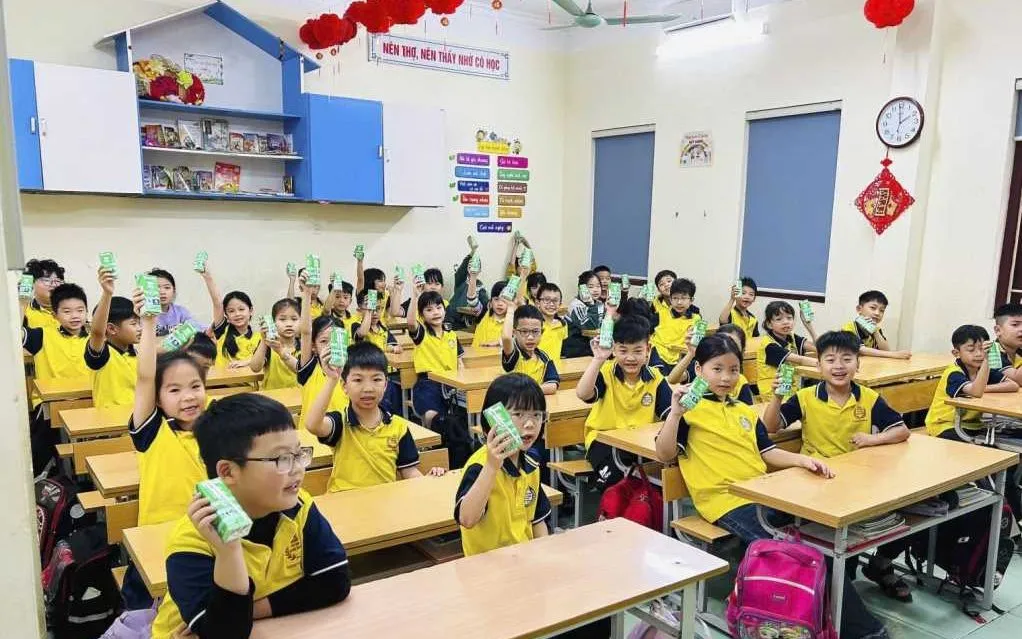  Học sinh Trường Tiểu học Quang Trung (phường Uông Bí) vui uống sữa học đường. Ảnh: Báo Quảng Ninh

