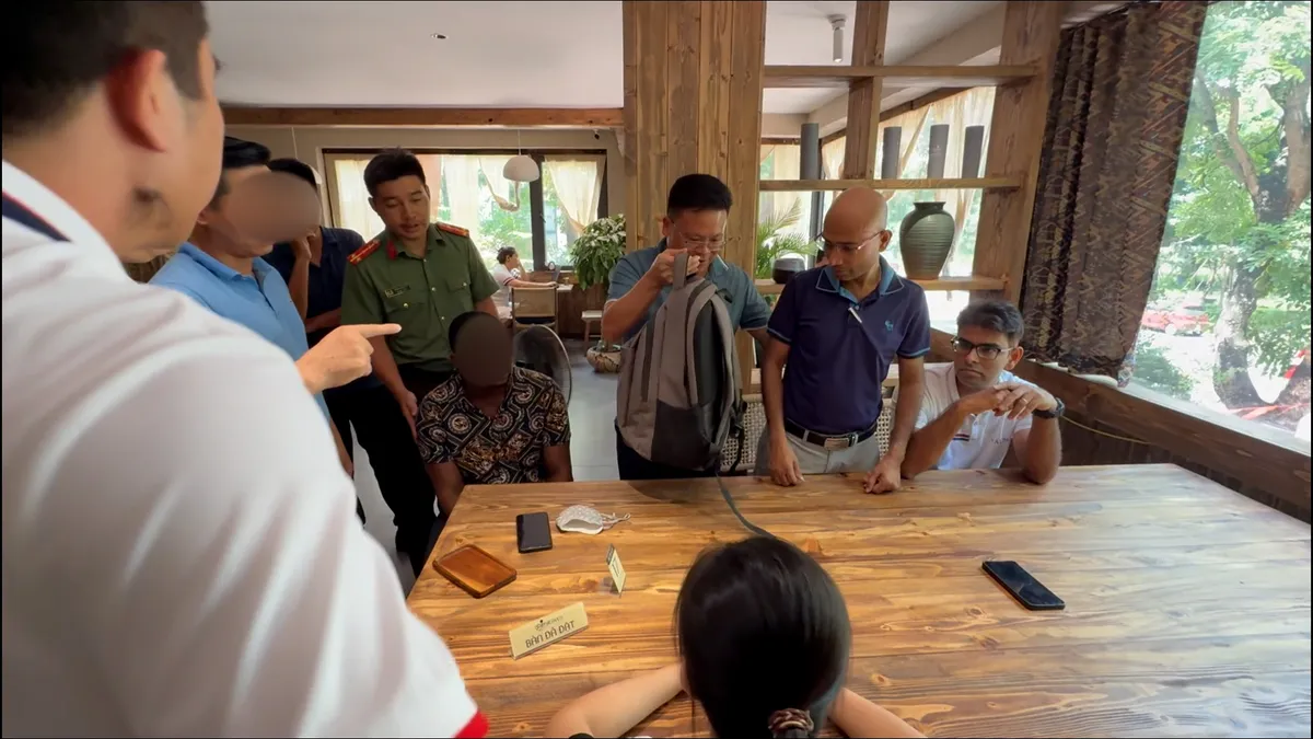 Khởi tố 2 người nước ngo&agrave;i điều h&agrave;nh đường d&acirc;y l&agrave;m giả bằng cấp, chứng chỉ ngoại ngữ - Ảnh 2.