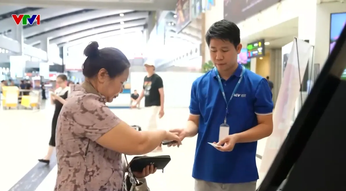 Nội Bài đưa vào sử dụng 12 kiosk sinh trắc học, sẵn sàng phục vụ cao điểm nghỉ lễ 2/9 - Ảnh 1.