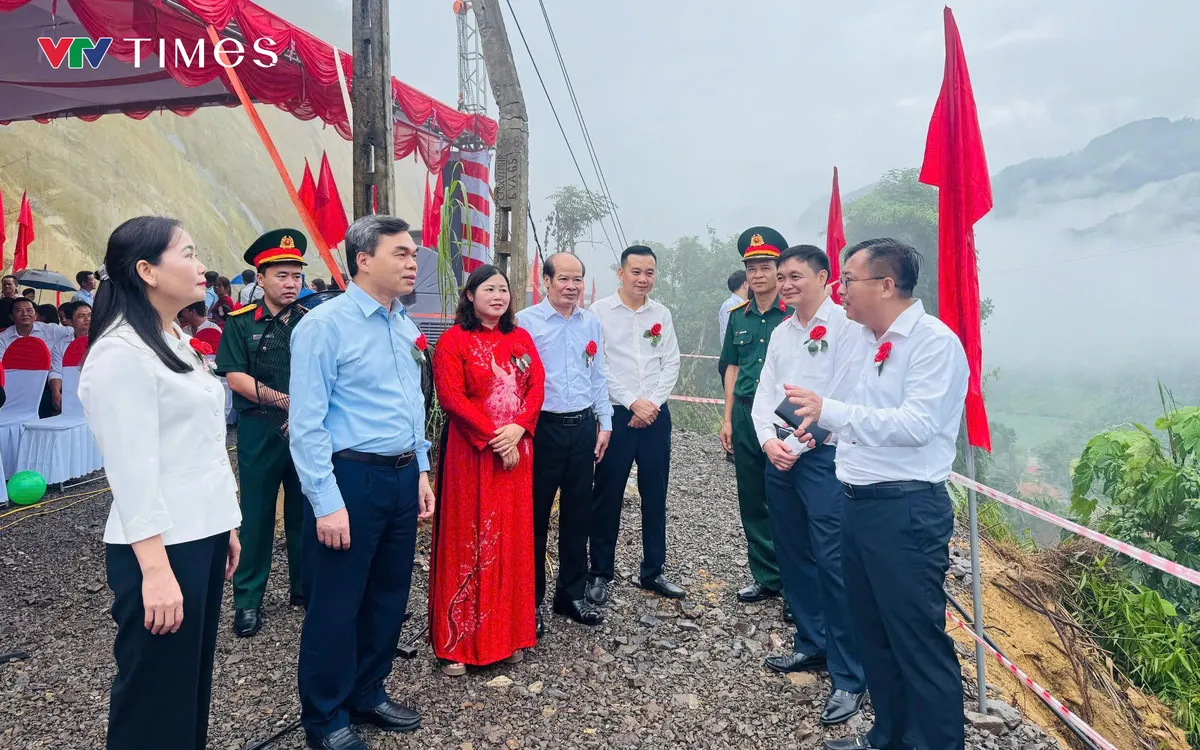 Các đồng chí lãnh đạo tham quan vị trí xây dựng cầu kính Hòa Thuận bắc qua sông Miện. Ảnh: Thu Biên