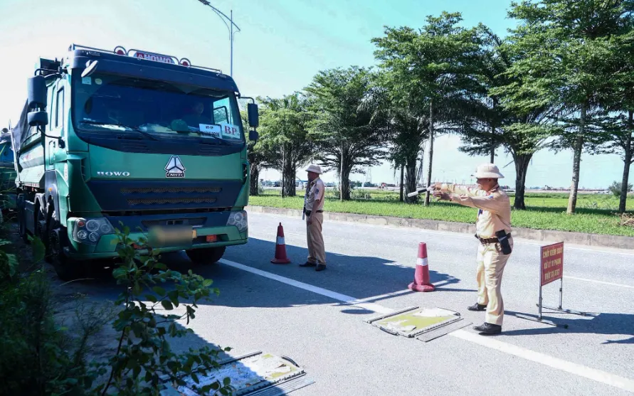 CSGT Hà Nội kiểm soát phương tiện kinh doanh vận tải hàng hóa. Ảnh: Công an TP Hà Nội