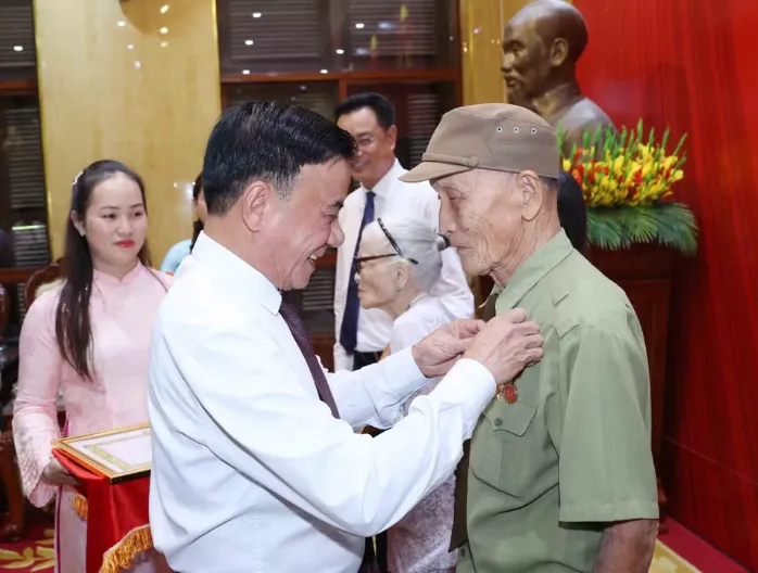 Thường trực Ban Bí thư trao Huy hiệu 80 năm tuổi Đảng tặng đảng viên lão thành ở Đà Nẵng - Ảnh 2.
